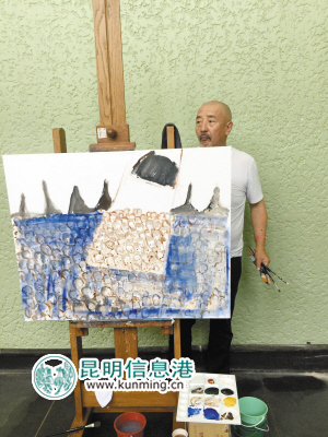 云南画家唐志冈在创作中 都市时报 记者赵烨琳摄