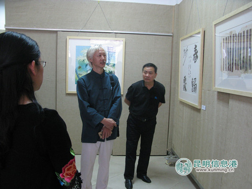 姜斌在介绍自己的作品 记者赵艳芳摄