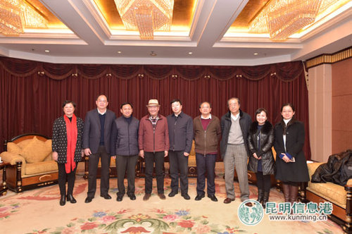 市委书记程连元等领导与来自全国和省内的文艺家代表合影。