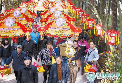 昨日金殿人山人海，市民回归传统体验老昆明民俗。记者杨艳辉摄