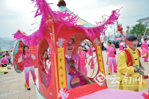 游船花灯耍起来活灵活现