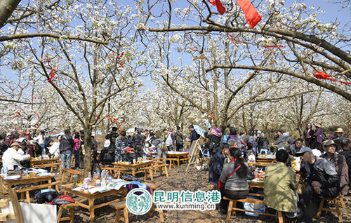 诗人，画家，音乐家齐聚梨园吟诗诵词