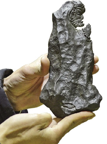 用陨石雕刻成的《达摩问道》艺术品