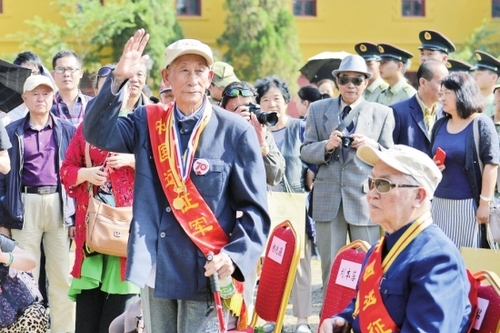 这些老兵的故事，写在讲武堂展馆的墙上。 记者龙宇丹摄