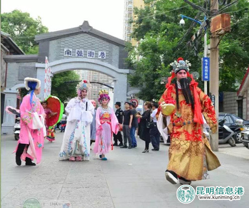 街头上演文化大戏