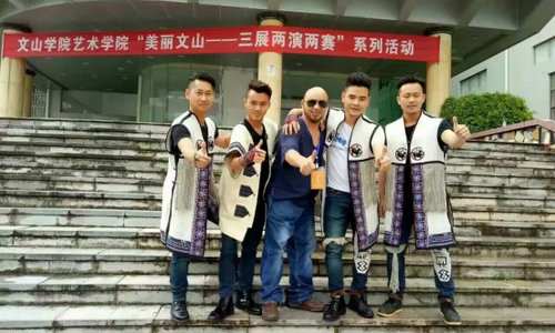 指导教师和《洛之玛》组合合影