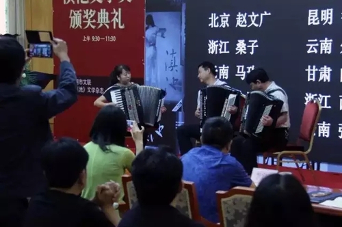 手风琴演奏《滇池圆舞曲》，强烈建议将这首歌作为刊歌.webp