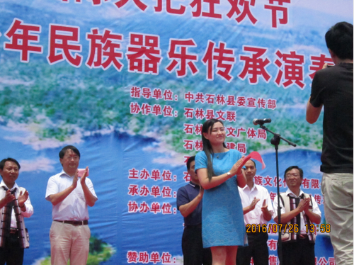 县委常委、县委宣传部部长单红霞宣布开赛
