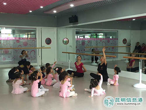 八八空间昆明中心的老师们给小朋友们上课