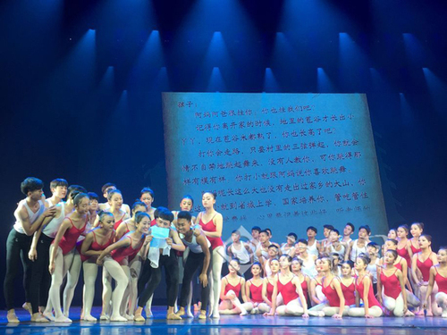 云南首个少数民族舞蹈“花蕾班”学员成果汇报表演举行