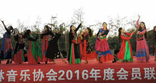 新会员上台表演
