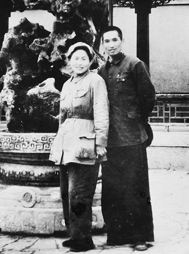 与妻子欧阳燕烽火结良缘