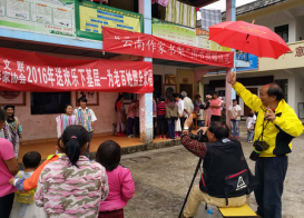 图6.会员陈明贵、吴山荣在为独龙族群众拍照
