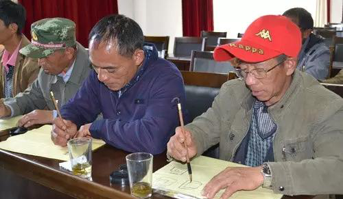毕摩们在认真学习彝文书法 毕摩们在认真学习彝文书法
