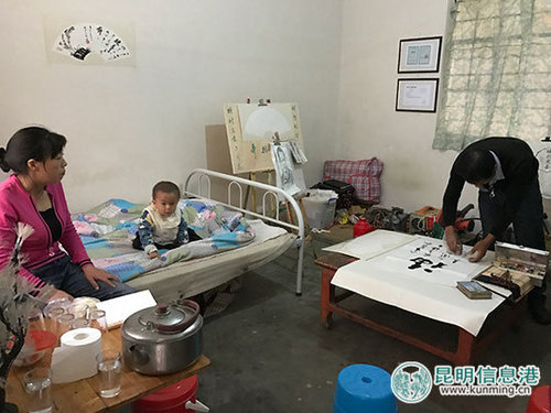 狭小的出租房里，杨茂城专心作画，妻儿在旁陪伴。
