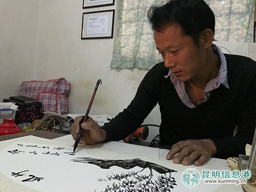 杨茂城挥毫作画。