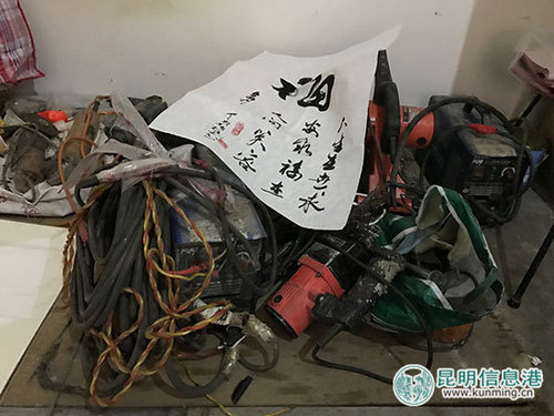 出租屋里，杨茂城的电焊工具和书画作品堆放在一起。