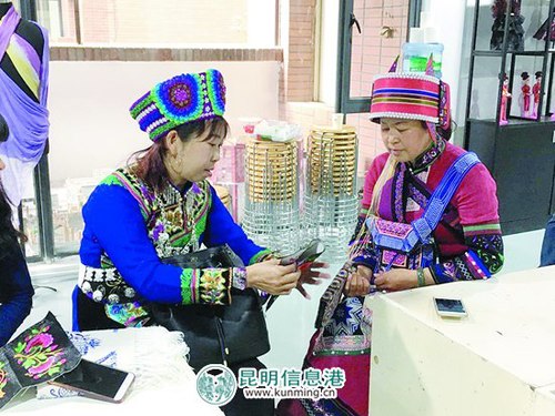 传承人培训班上，学员们相互交流。 供图