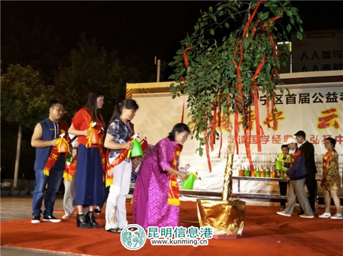 “孝爱大使”共同浇灌“孝心树”