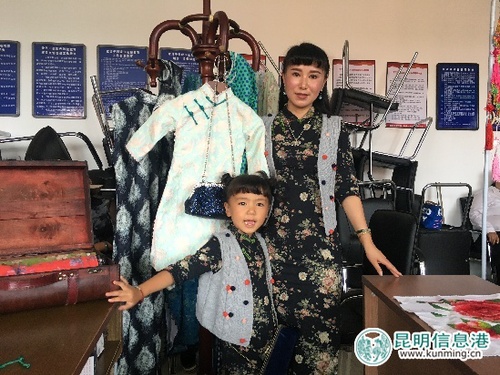 马雪婷展出自己手工制作的旗袍