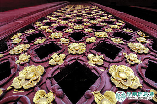 门窗上雕刻的梅花已涂上金粉