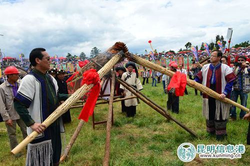 中共石林县委书记冉德涛，县委副书记、县长张勤勋共同点燃圣火