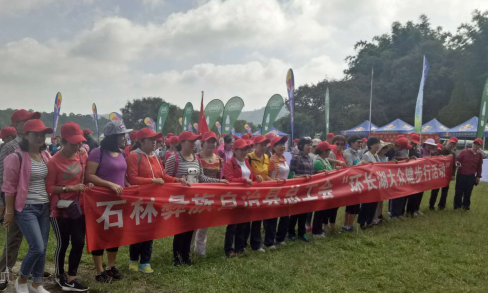 参加“环长湖”大众健步活动的市民