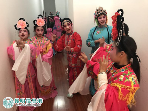 老艺术家们和官渡区云溪小学的学生一起为大家呈现了精彩的滇剧表演 老艺术家们和官渡区云溪小学的学生一起为大家呈现了精彩的滇剧表演