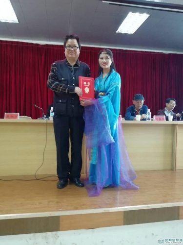 云南省红楼梦学会晋宁分会赵加州会长向张地君老师颁发荣誉证书