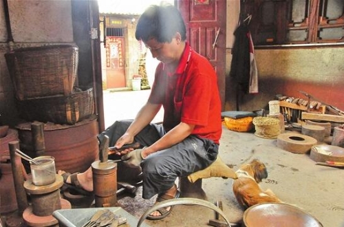 蔡从良在打制黄铜勺子