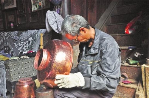 蔡从有在打制铜炊锅