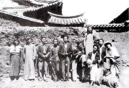  国立艺专学生在安江村。