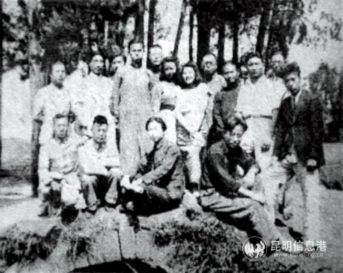  国立艺专学生在安江村小桥上合影。