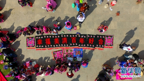  航拍“幸福美满 百年好合”彝绣作品。新华网赵普凡摄