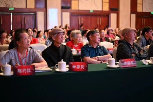 参会的老编辑.webp