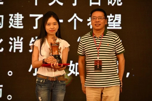 《江南》杂志社主编钟求是为第十五届滇池文学奖年度大奖获得者周李立颁奖.webp