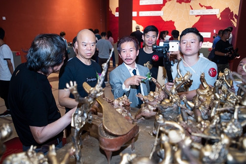 嘉宾在观赏新作品《时代乐章》。供图