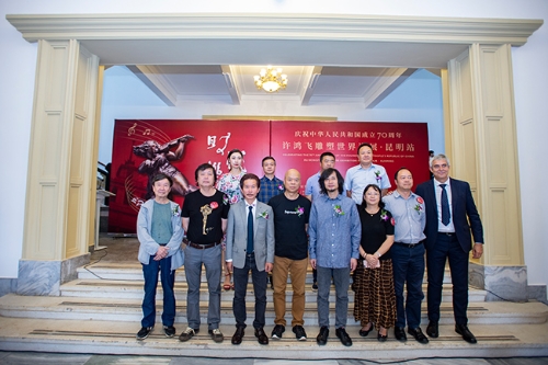 嘉宾合影留念。供图