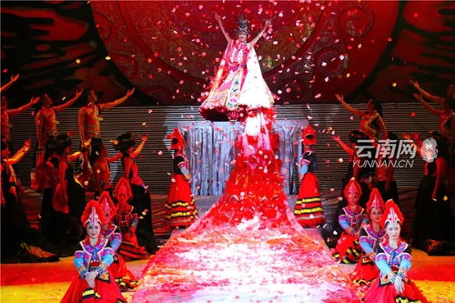 大型彝族服饰秀《云绣彝裳》首演。记者 毕芃摄