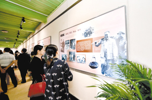 市民参观“家和万事兴”家教家风主题展。 记者王俊星摄