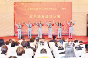 红色经典诵读比赛在市图书馆举行。