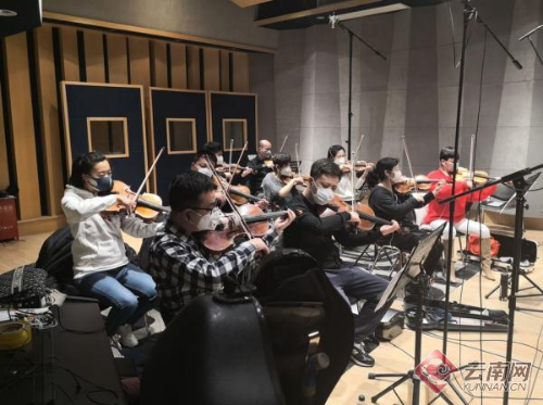国际首席爱乐乐团为歌曲伴奏。图片由受访者提供