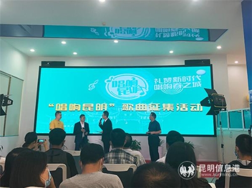 来自昆明市东川区的参赛选手王杰云和高兴国带来作品《一江春水两岸青山》