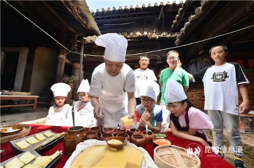 往届“跟着大师学非遗”资料图2。供图