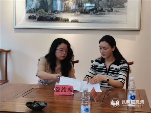 市文联党组成员、副主席周海霞与作家汤萍签署协议