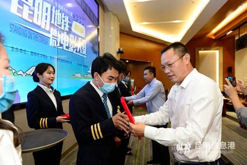 放在开头，图说_昆明轨道集团党委副书记、纪委书记、工会主席秦念龙为获奖者颁奖