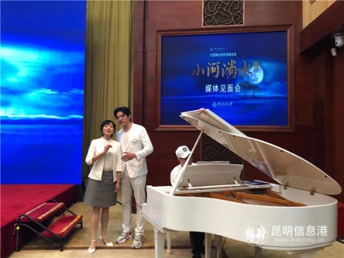 男女主演现场唱选段 记者周然摄
