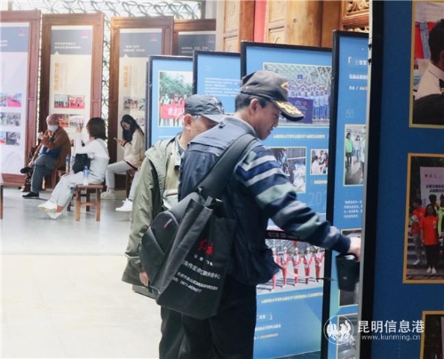 市民参观摄影作品展