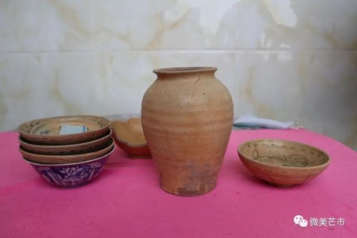 德宏芒市一村民挖地基，竟挖出明清时期文物.jpg