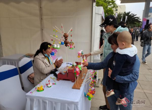 面塑作品吸引市民